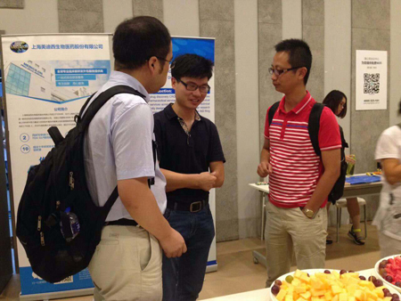 esballCMC部门副主任黄冲和参会人员互换