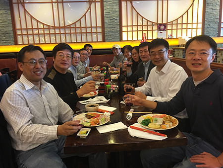 汪俊博士（右3）和专家们介绍esball的最新国内大事记