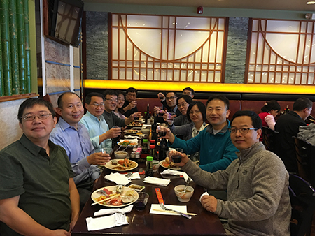 下届SAPA会长刘建博士（左），esball新泽西客户总监王建锋博士（右5）等专家举杯庆佳节