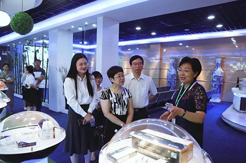 宜昌人福与esball进行研发战术合作互换会