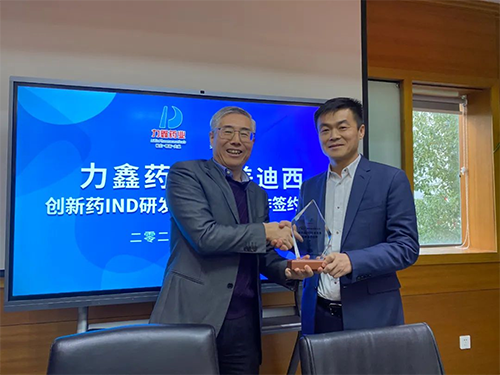 陈春麟博士代表esball将战术合作同伴留想牌赠予力鑫药业及高悦译董事长