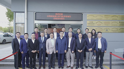 十二届全国政协副主席马培华一行人与esball辅导合影