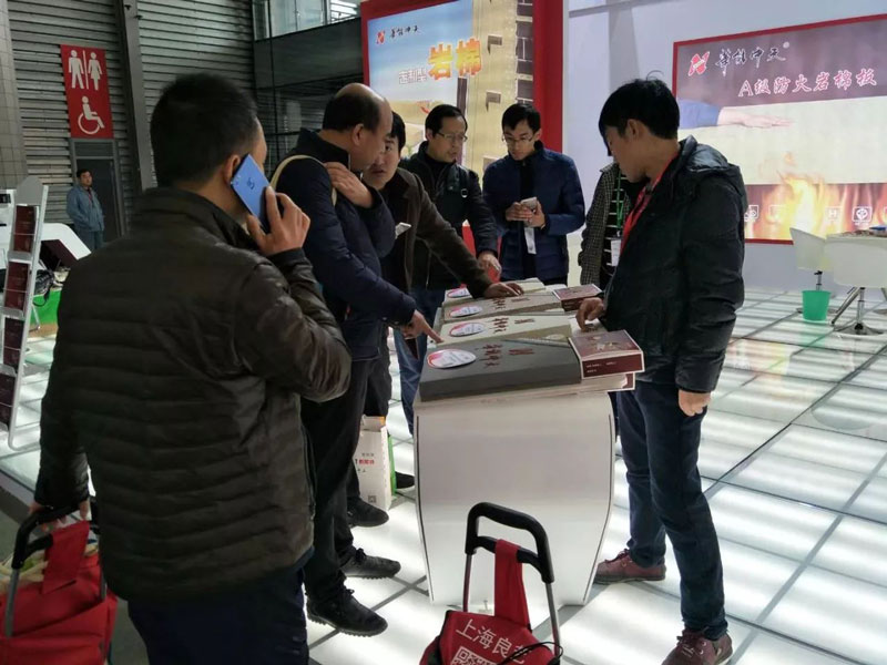梦之城团队正在为客户先容岩棉板