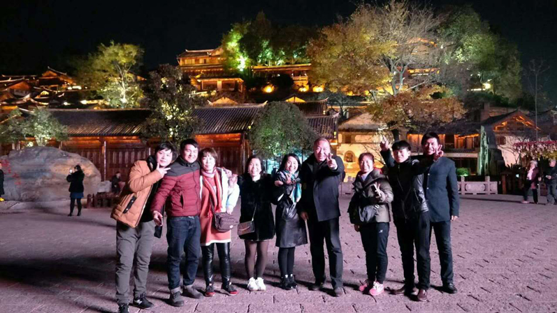 梦之城优异员工旅游景点合影留念
